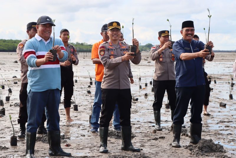 Kapolres Bintan AKBP Riky Iswoyo pimpin penanaman mangrove dalam rangka HUT Bhayangkara ke-77. (Foto: Humas Polres Bintan)