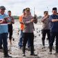 Kapolres Bintan AKBP Riky Iswoyo pimpin penanaman mangrove dalam rangka HUT Bhayangkara ke-77. (Foto: Humas Polres Bintan)