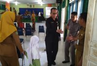 Kadisdikbud Karimun Sugianto meninjau pelaksanaan PPDB di Karimun. Foto: Kepriheadline.id