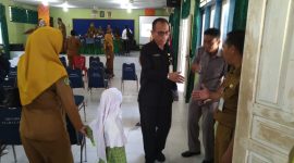 Kadisdikbud Karimun Sugianto meninjau pelaksanaan PPDB di Karimun. Foto: Kepriheadline.id