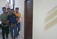 Pelaku RJ digiring Personil Unit Reskrim Polsek Tebing. Foto: Istimewa