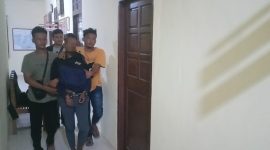 Pelaku RJ digiring Personil Unit Reskrim Polsek Tebing. Foto: Istimewa