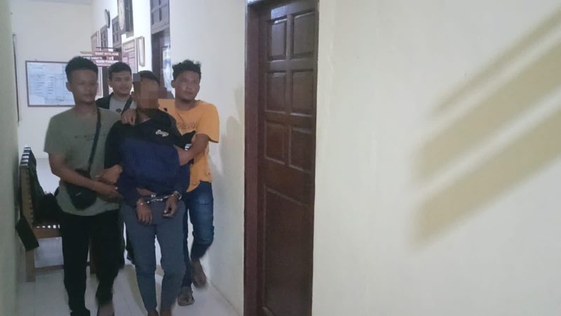 Pelaku RJ digiring Personil Unit Reskrim Polsek Tebing. Foto: Istimewa