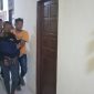 Pelaku RJ digiring Personil Unit Reskrim Polsek Tebing. Foto: Istimewa