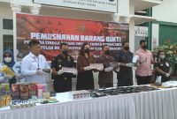Kejari Karimun Firdaus bersama sejumlah jajaran melaksanakan pemusnahan barang bukti hasil penindakan periode 2020-2022. Foto: Kepriheadline.id