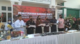 Kejari Karimun Firdaus bersama sejumlah jajaran melaksanakan pemusnahan barang bukti hasil penindakan periode 2020-2022. Foto: Kepriheadline.id