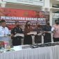 Kejari Karimun Firdaus bersama sejumlah jajaran melaksanakan pemusnahan barang bukti hasil penindakan periode 2020-2022. Foto: Kepriheadline.id