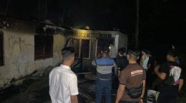 Warga melihat kondisi rumah Raja Asril yang terbakar, Senin malam. Foto: Istimewa
