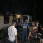 Warga melihat kondisi rumah Raja Asril yang terbakar, Senin malam. Foto: Istimewa