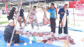 Personil Polres Karimun melaksanakan penyembelihan hewan kurban di Asrama Polres Karimun. Foto: Humas Polres Karimun

