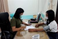 Dewi Padillah salah satu calon penerima beasiswa PT Timah saat mengikuti medical cek up di RSBT Karimun. (Foto: Humas Timah)