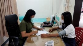 Dewi Padillah salah satu calon penerima beasiswa PT Timah saat mengikuti medical cek up di RSBT Karimun. (Foto: Humas Timah)