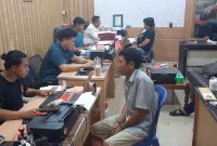 Pelaku bernama Helmi menjalani pemeriksaan di ruang penyidik Polres Karimun. Foto: Kepeiheadline.id