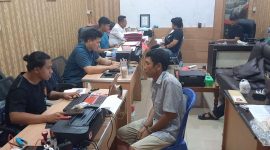 Pelaku bernama Helmi menjalani pemeriksaan di ruang penyidik Polres Karimun. Foto: Kepeiheadline.id