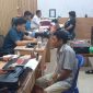 Pelaku bernama Helmi menjalani pemeriksaan di ruang penyidik Polres Karimun. Foto: Kepeiheadline.id