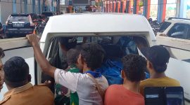 Proses evakuasi jazad An (22) di Pelabuhan Sri Tanjung Gelam. Foto: Kepriheadline.id