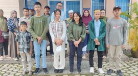 Kepala Unit Produksi Kundur Ari Wibowo melepas siswa-siswi penerima beasiswa PT Timah. Foto PT Timah.