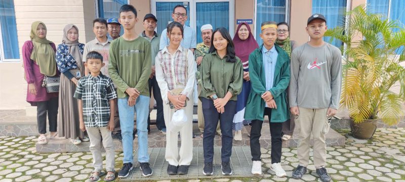 Kepala Unit Produksi Kundur Ari Wibowo melepas siswa-siswi penerima beasiswa PT Timah. Foto PT Timah.