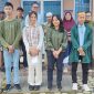 Kepala Unit Produksi Kundur Ari Wibowo melepas siswa-siswi penerima beasiswa PT Timah. Foto PT Timah.