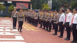 Wakapolres Karimun Kompol Petra C.K Tumengkol melakukan pemeriksaan pasukan dalam Apel Operasi Patuh Seligi 2023. Foto: Kepriheadline.id