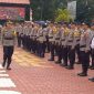 Wakapolres Karimun Kompol Petra C.K Tumengkol melakukan pemeriksaan pasukan dalam Apel Operasi Patuh Seligi 2023. Foto: Kepriheadline.id