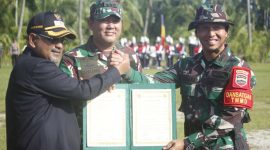 Dandim 0317/Tbk Letkol Inf Budianto Damanik menyerahkan berita acara TMMD ke-117 ke Bupati Karimun Aunur Rafiq dengan disaksikan Kasrem 033/WP. Foto: Kepriheadline.id