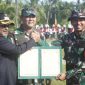 Dandim 0317/Tbk Letkol Inf Budianto Damanik menyerahkan berita acara TMMD ke-117 ke Bupati Karimun Aunur Rafiq dengan disaksikan Kasrem 033/WP. Foto: Kepriheadline.id