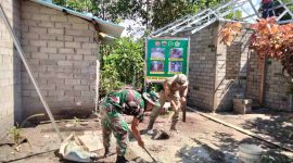 TNI bersama masyarakat melakukan pengerjaan rehab RTLH di Pulau Buru. Foto: Satgas TMMD.