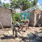 TNI bersama masyarakat melakukan pengerjaan rehab RTLH di Pulau Buru. Foto: Satgas TMMD.