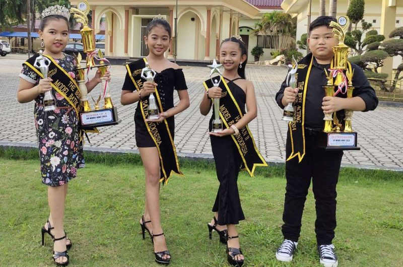 Empat model cilik perwakilan Kabupaten Karimun berhasil meraih prestasi di Festival Model Batik Indonesia 2023 di Jakarta. Foto: istimewa