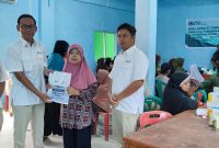 Kepala Unit Produksi Kundur Ari Wibowo didampingi Waka Unit Produksi Kundur Anton saputra menyerahkan obat. Foto: Istimewa