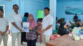 Kepala Unit Produksi Kundur Ari Wibowo didampingi Waka Unit Produksi Kundur Anton saputra menyerahkan obat. Foto: Istimewa