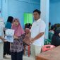 Kepala Unit Produksi Kundur Ari Wibowo didampingi Waka Unit Produksi Kundur Anton saputra menyerahkan obat. Foto: Istimewa