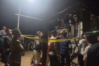Polisi melakukan olah TKP di lokasi penemuan mayat laki- laki. Foto: Kepriheadline.id 