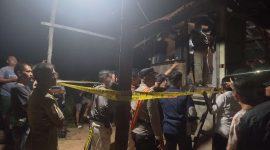 Polisi melakukan olah TKP di lokasi penemuan mayat laki- laki. Foto: Kepriheadline.id 