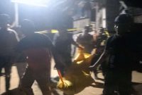 Polisi mengevakuasi jenazah Arifin dari bangunan pekerja kawasan Perumahan Griya Harapan Indah. Foto: Kepriheadline.id 