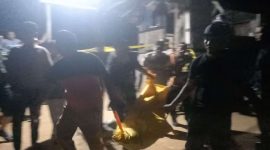 Polisi mengevakuasi jenazah Arifin dari bangunan pekerja kawasan Perumahan Griya Harapan Indah. Foto: Kepriheadline.id 