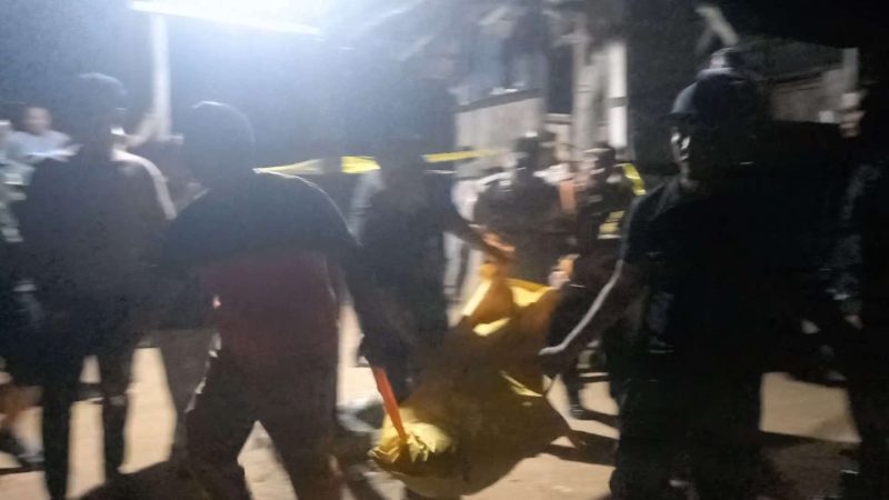 Polisi mengevakuasi jenazah Arifin dari bangunan pekerja kawasan Perumahan Griya Harapan Indah. Foto: Kepriheadline.id 