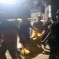 Polisi mengevakuasi jenazah Arifin dari bangunan pekerja kawasan Perumahan Griya Harapan Indah. Foto: Kepriheadline.id 