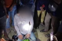 Seorang pria melakukan pencurian buah di kebun milik warga di Batu 7 Kelurahan Tanjung Berlian, Kundur Utara. Dalam aksinya, ia turut serta membawa istri dan ketiga anaknya. Foto: istimewa