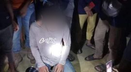 Seorang pria melakukan pencurian buah di kebun milik warga di Batu 7 Kelurahan Tanjung Berlian, Kundur Utara. Dalam aksinya, ia turut serta membawa istri dan ketiga anaknya. Foto: istimewa