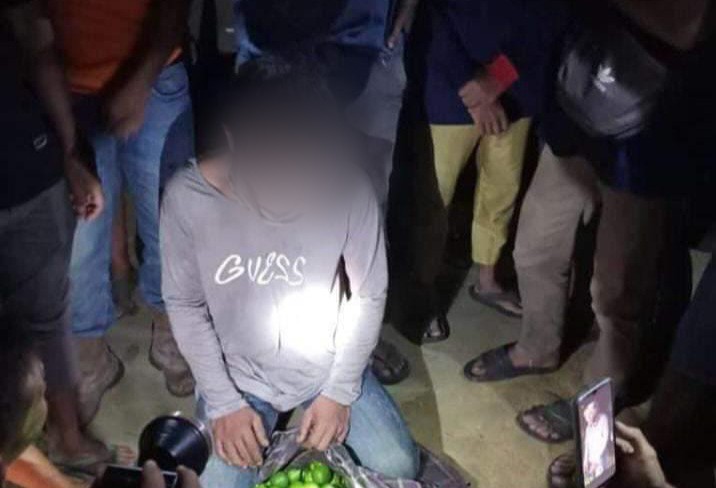 Seorang pria melakukan pencurian buah di kebun milik warga di Batu 7 Kelurahan Tanjung Berlian, Kundur Utara. Dalam aksinya, ia turut serta membawa istri dan ketiga anaknya. Foto: istimewa