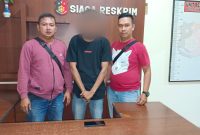 Pelaku pencurian dengan pemberatan Abdul Jalil menjalani pemeriksaan di Polsek Meral. Foto: Istimewa