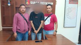 Pelaku pencurian dengan pemberatan Abdul Jalil menjalani pemeriksaan di Polsek Meral. Foto: Istimewa