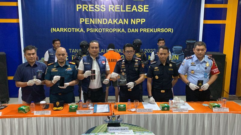 KPPBC TMP B Menggelar Press Rilis penegahan penumpang membawa narkotika di Pelabuhan Internasional Karimun. Foto: kepriheadlinr.id