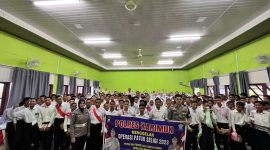 Sosialisasi Tertib Berlalu Lintas oleh Satlantas Polres Karimun di SMAN 1 Buru. Foto: Dokumen Polisi