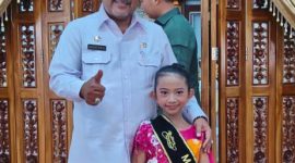 Model cilik Aqila Khaira Kanza Hariyanto berfoto bersama Bupati Karimun Aunur Rafiq. Foto: dokumen pribadi Aqila