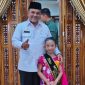 Model cilik Aqila Khaira Kanza Hariyanto berfoto bersama Bupati Karimun Aunur Rafiq. Foto: dokumen pribadi Aqila