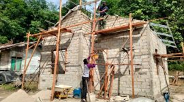 Proses pengerjaan rehap rumah layak huni di Kecamatan Buru, dalam Pra TMMD ke-117. Foto: Dokumen Kodim