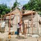 Proses pengerjaan rehap rumah layak huni di Kecamatan Buru, dalam Pra TMMD ke-117. Foto: Dokumen Kodim